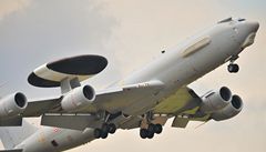 NATO monitoruje situaci nad Liby. Poslalo tam speciln letouny AWACS