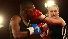Marina Kra�eninniková (�ervené rukavice) a Fatuma Zarika.