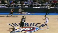 Mo Williams se chystá na svou parádu. P�ihlí�í LeBron James (23).