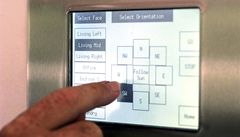 D�m stojí na oto�né kruhové plo�in� pohán�né malým elektrickým motorem a kontrolované po�íta�em.