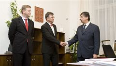 Premiér Fischer gratuluje novému ministrovi pro evropské záleitosti Juraji Chmielovi. Pihlíí tomu exministr tefan Füle. 