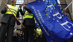 Několik stovek lidí dnes ve Štrasburku podpořilo návrh Evropské komise na zvýšení platů euroúředníků. 
