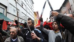 Protestanti z ad Kurd se vera v Istanbulu stetli s tureckými nacionalisty. 