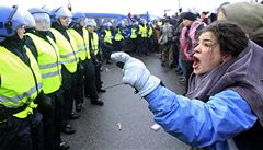 Protestující ped policejní kordonou. Ta hlídá konferenní centrum Bella centre, kde probíhá klimatický summit OSN