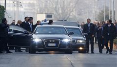 Zran�ný Silvio Berlusconi opou�tí nemocnici.