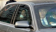 Zran�ný Silvio Berlusconi opou�tí nemocnici.