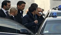 Zran�ný Silvio Berlusconi opou�tí nemocnici.