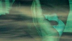 Zran�ný Silvio Berlusconi opou�tí nemocnici.