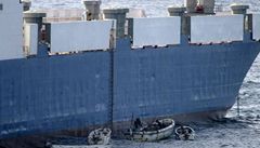 Americké námonictvo zveejnilo fotografie zachycující somálské piráty pi útoku na lo.