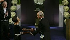 Herta Müller přebírá Nobelovu cenu za literaturu z rukou švédského krále Carla XVI. Gustafa. | na serveru Lidovky.cz | aktuální zprávy