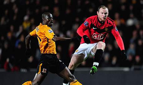 Wayne Rooney v souboji s Myhillem z Hullu.