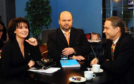 Zleva nejvyí státní zástupkyn Renáta Vesecká, ministr vnitra Martin Pecina a majitel a pedseda pedstavenstva firmy Unicorn Vladimír Ková.