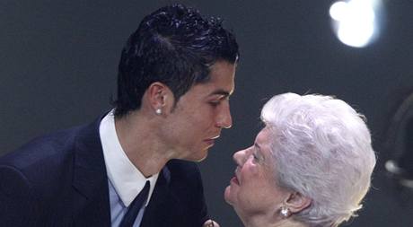 Elizabeth Puskasová, vdova po Ferenci Puskásovi, pedává ocenní pro nejkrásnjí gól sezony Cristianovi Ronaldovi.