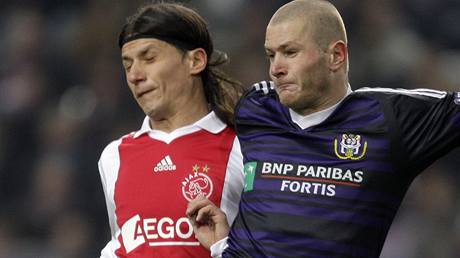 Marco Panteli (vlevo) z Ajaxu a obránce Anderlechtu Ondej Mazuch.