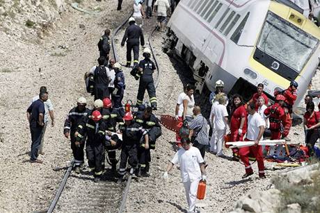 Záchranái vyproují zranné z vlaku (ilustraní foto).