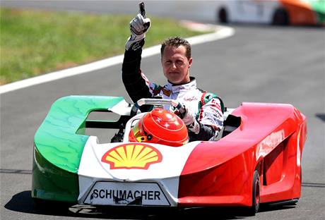 Michael Schumacher umí závodit tém na vem.