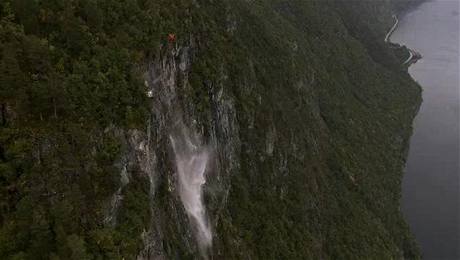 Odstraování nebezpené skály v norském fjordu