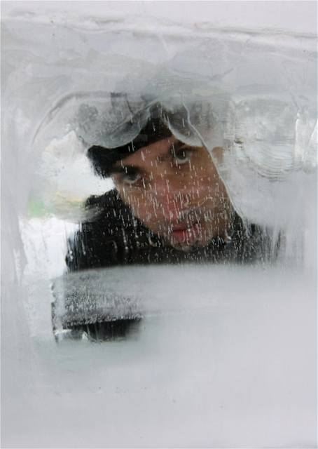 Izraelský iluzionista Hezi Din se nechal zamrazit do ledové krychle. Hodlá v ní na telavivském námstí strávit rekordních 65 hodin.