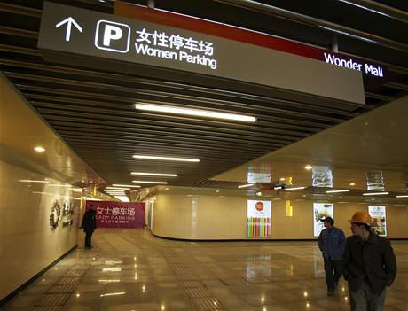 Čínské nákupní centrum otevřelo parkoviště pouze pro ženy.