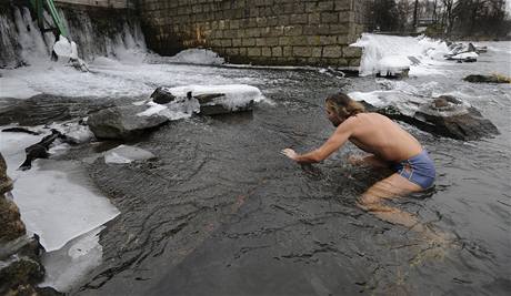 Otužilci při tradiční vánoční koupeli v řece Jizeře