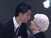 Elizabeth Puskasová, vdova po Ferenci Puskásovi, pedává ocenní pro nejkrásnjí gól sezony Cristianovi Ronaldovi.
