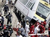 Záchranái vyproují zranné z vlaku (ilustraní foto).