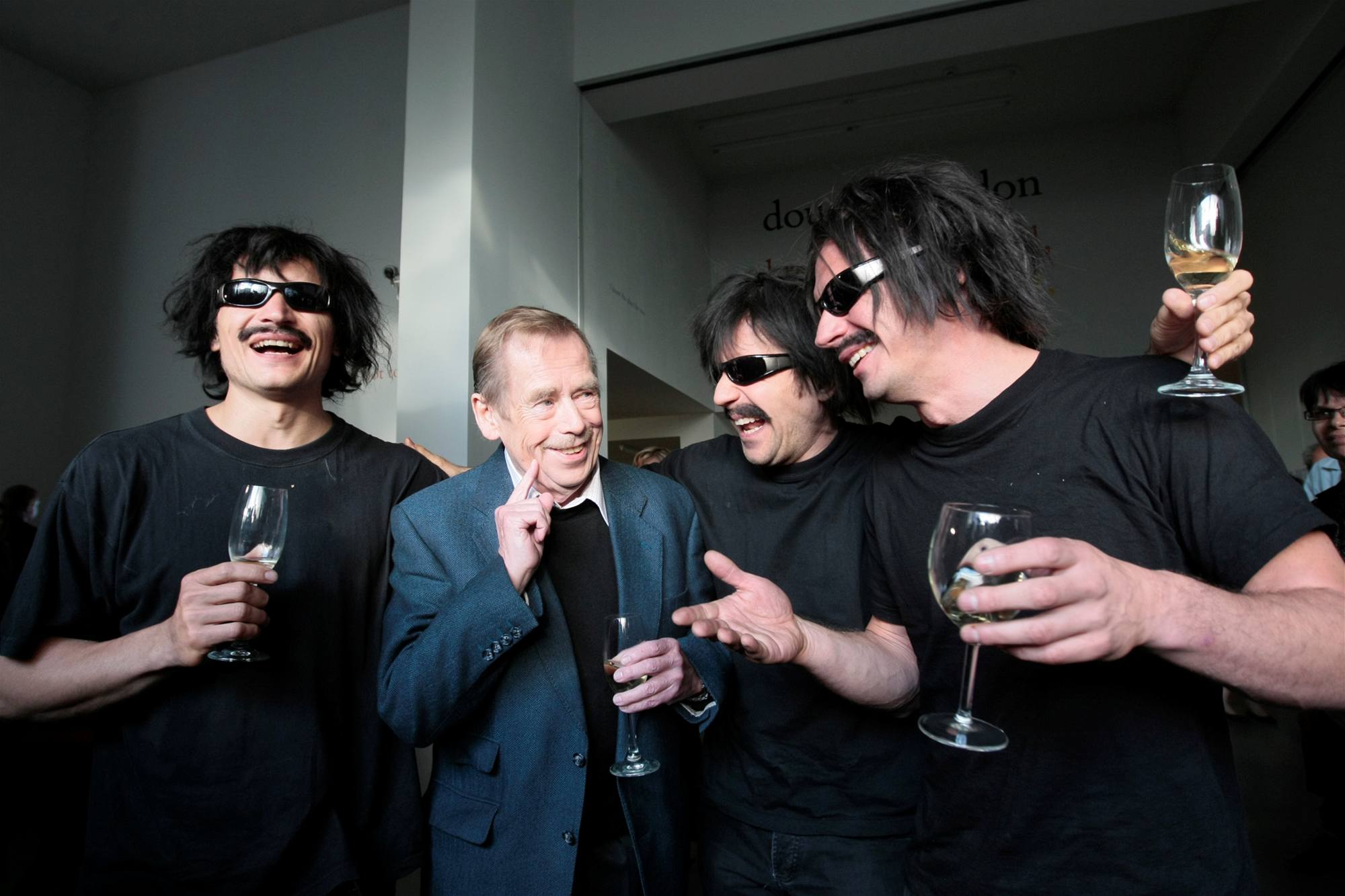 Rok 2009 oima fotograf LN - Vclav Havel na vernisi Davida ernho pi uveden plastiky Entropa 