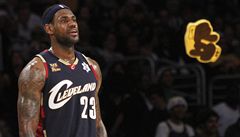 Jedna z rukavic jen t�sn� minula LeBrona Jamese.