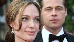 Filmová hvězda Angelina Jolie s partnerem Bradem Pittem údajně plánuje adoptovat chlapce z Česka.