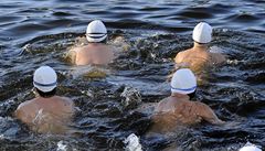 Otuilci na Memoriálu Alfreda Nikodéma ve Vltav u Národního divadla v Praze