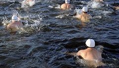 Otuilci na Memoriálu Alfreda Nikodéma ve Vltav u Národního divadla v Praze