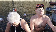 Otuilci na Memoriálu Alfreda Nikodéma ve Vltav u Národního divadla v Praze