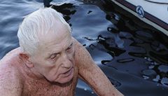 Otuilci na Memoriálu Alfreda Nikodéma ve Vltav u Národního divadla v Praze