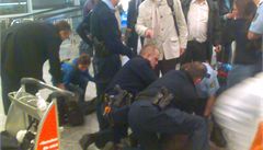 Nmetí policisté zatýkají Jiího Jodase, jeho dcera (vpravo v tmavém) se tomu snaí zabránit - frankfurtské letit 21. prosince 2009 (omluvte, prosím, sníenou kvalitu snímku).