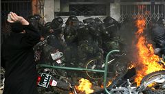 Íránská policie pod útokem demonstrant.