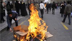 Demonstranti v ulicích Teheránu zapalovali ohn.