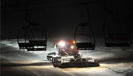 Pracovníci Skiareálu Svatý Petr ve pindlerov Mlýn na Trutnovsku pipravovali 30. prosince veer sjezdovky na silvestrovské lyování. 