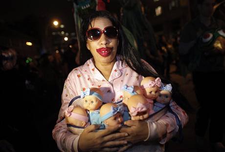 Oslavy Halloween v New Yorku. Žena převlečená za Nadyu Sulemanovou, která porodila osmerčata.