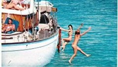 Kompromitující fotky Kennedyho s ženami na lodi jsou podvrh