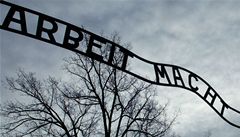 Nápis Arbeit macht frei (Práce osvobozuje) z bývalého koncentračního tábora v Osvětimi
