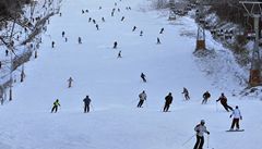 I kdy� na na�ich horách moc sn�hu není, st�ediska si na nezájem nest�ují (Orlické hory).