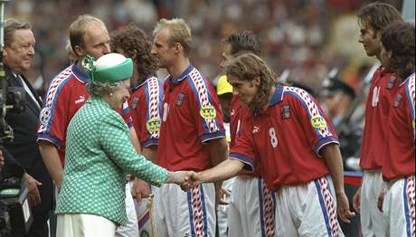Kapitán Kadlec (vlevo) pedstavuje ped finále EURO 96 spoluhráe anglické královn.