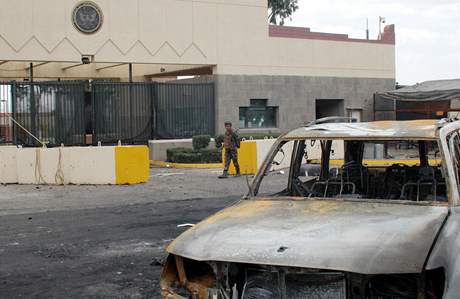 Výbuch ped velvyslanectvím Spojených stát v Saná ze záí. Úad byl vera z bezpenostních dvod uzaven.