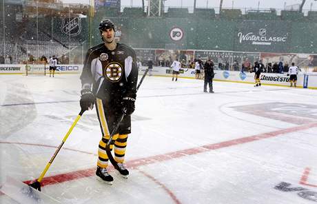 Obránce Medvd Chára se pipravuje na NHL Winter Classic. 