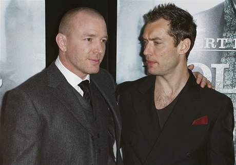 Reisér filmu Sherlock Holmes Guy Ritchie (vlevo).