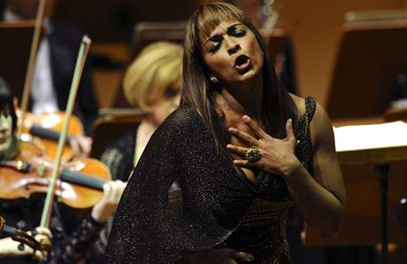 Americká sopranistka Danielle de Nieseová vystoupila v praském Rudolfinu v rámci cyklu výjimených projekt Praské komorní filharmonie.