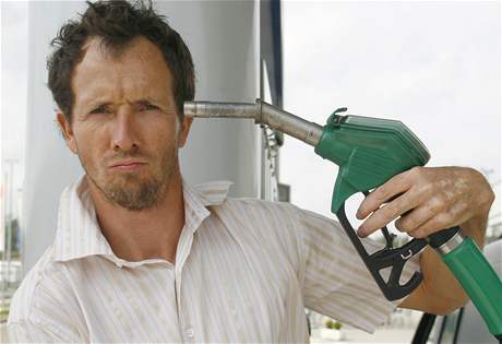 Ceny benzínu a nafty rostou a rostou.