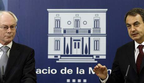 Nový evropský prezident Herman van Rompuy (vlevo) a panlský premiér Jose Zapatero