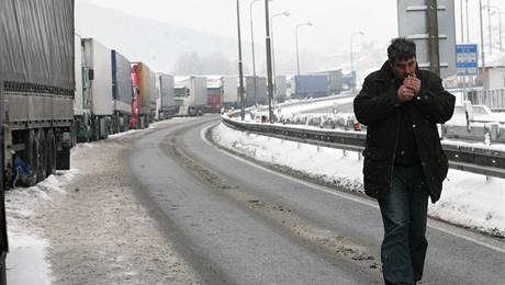 Kvli novému zpsobu mýta na Slovensku musejí idii nákladních aut ekat v nekonených kolonách