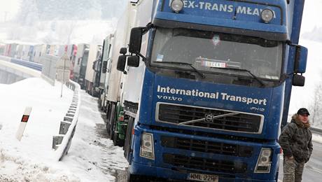 Kvli novému zpsobu mýta na Slovensku musejí idii nákladních aut ekat v nekonených kolonách